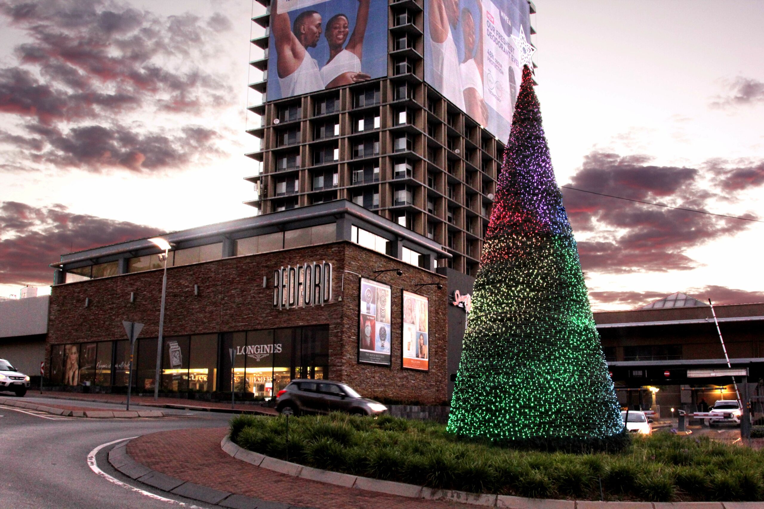 BEDFORD CENTRE INSTALLS FIRST LED CHRISTMAS TREE IN SA Hypress Live